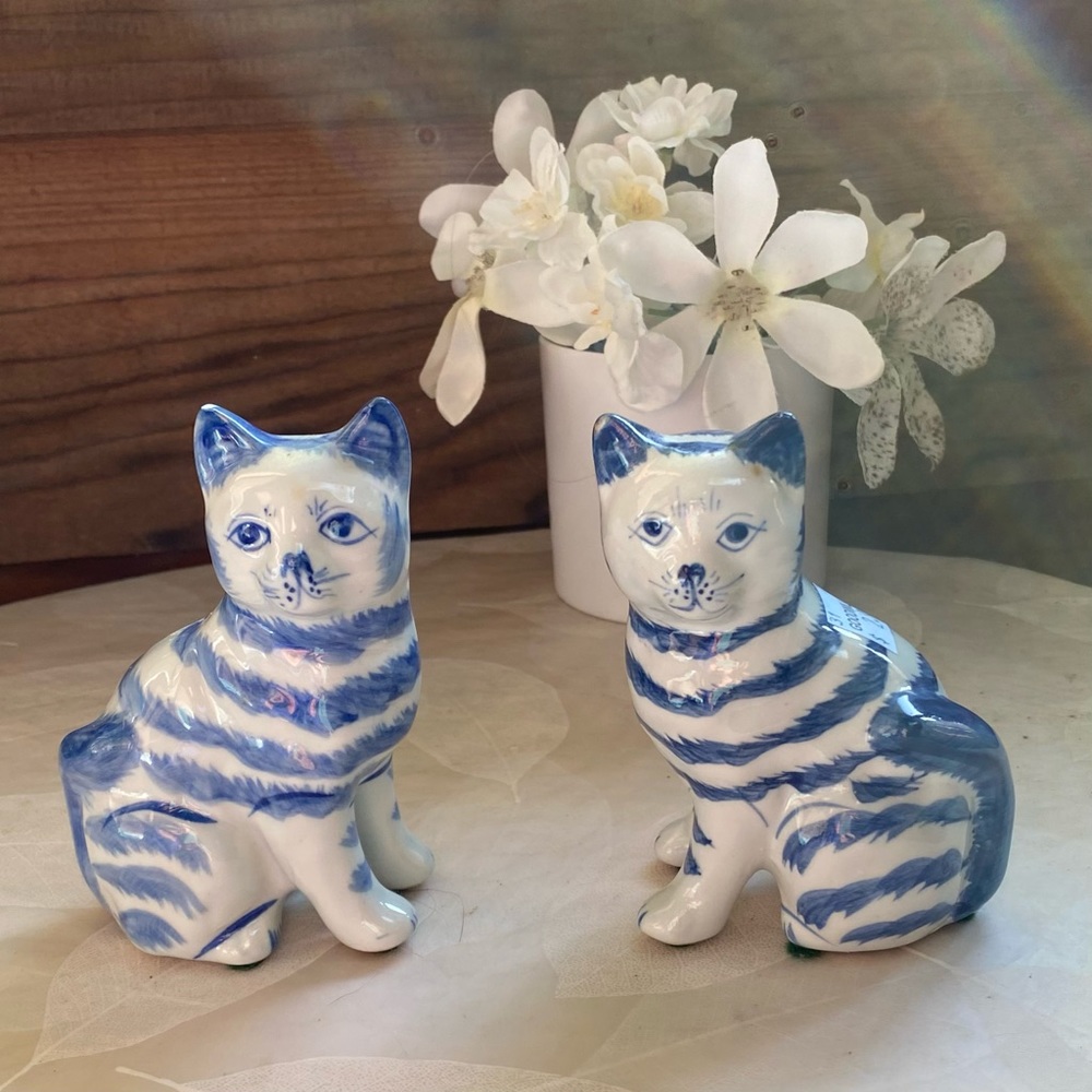 Cat Figurines Chinoiserie. Set of 2